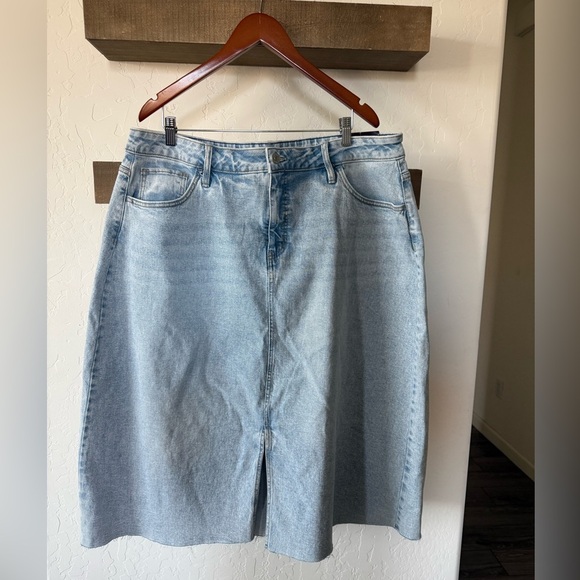 Ava & Viv|Midi A-line denim skirt,light wash,NWT•••Plus size Light Blue Skirt - Picture 4 of 15